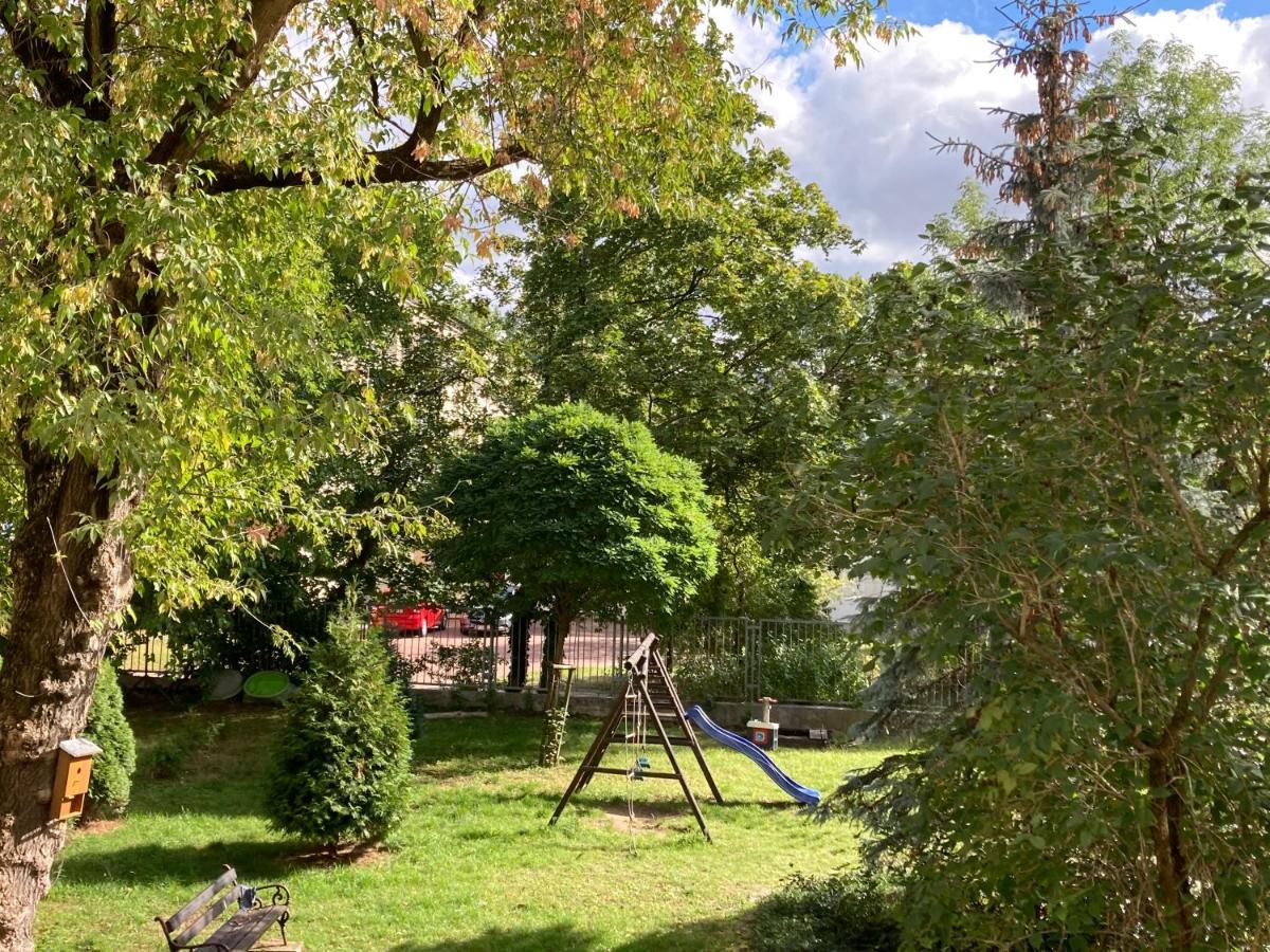 Spacious, Quiet And Bright Apartment, Close Center, Parking, Air-conditioned Апартаменти